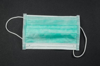 Siyah izole arkaplanda mavi renkli tıbbi maske