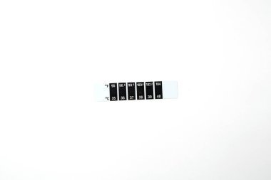 Beyaz izolasyonda Celsius ve Fahrenheit etiket termometresi.