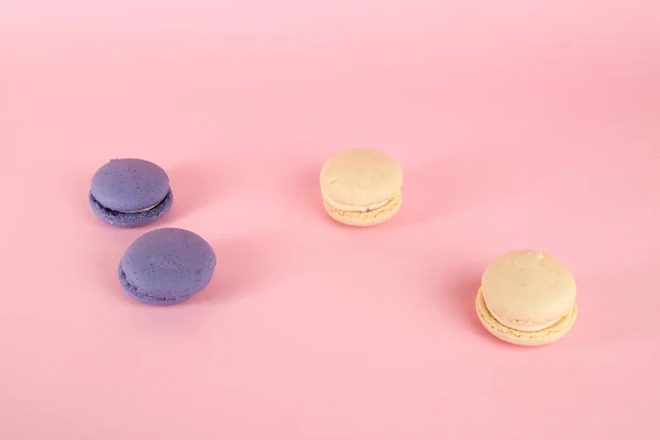 Pestrobarevné makaronové cookies na růžovém izolovaném pozadí — Stock fotografie