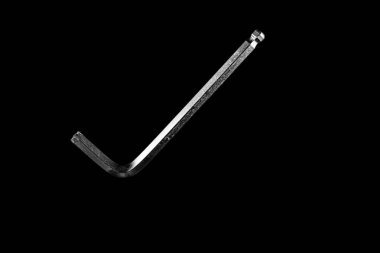 Siyah izole arkaplandaki vidalar için altıgen anahtarı