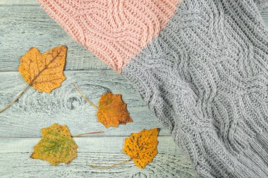 Eski ahşap bir arka planda sarı sonbahar yaprakları