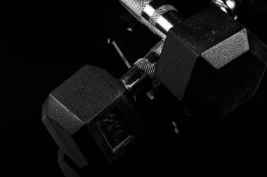 Siyah izole sırta siyah lastik saplı spor dambılları