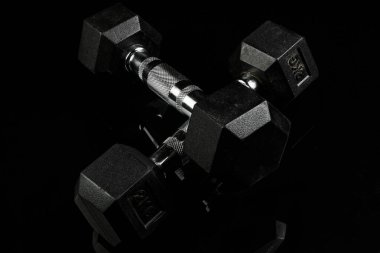 Siyah izole sırta siyah lastik saplı spor dambılları