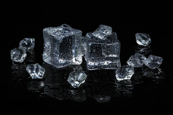 Kostki lodu na czarnym, izolowanym tle szkła — Zdjęcie stockowe