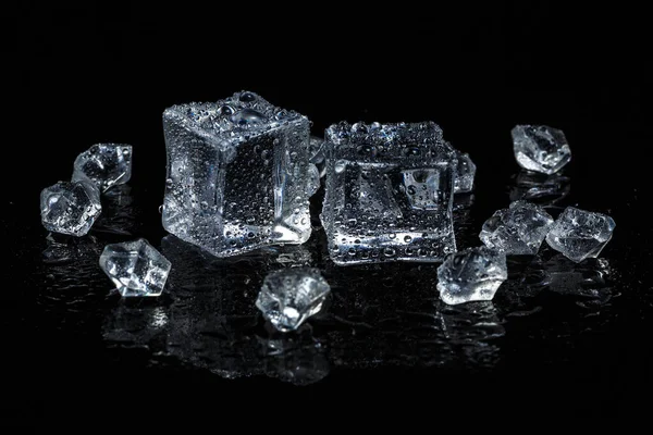 Cubos de gelo em fundo de vidro isolado preto — Fotografia de Stock