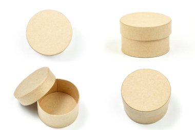 Beyaz bir isol üzerinde biyolojik olarak bozunabilir kartondan yapılmış küçük hediye kutuları.