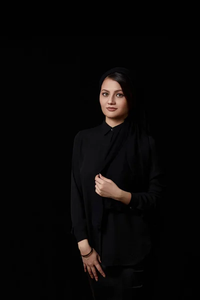 Een Jonge Mooie Moslim Vrouw Met Bruin Haar Een Zwarte — Stockfoto