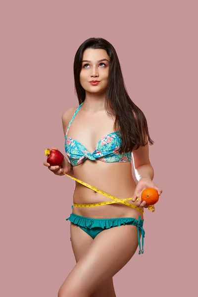 Una Joven Morena Hermosa Traje Baño Azul Con Una Manzana —  Fotos de Stock