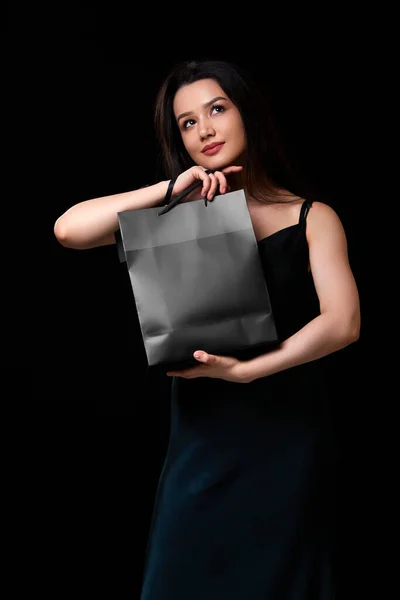 Uma Jovem Mulher Bonita Vestido Verde Escuro Com Saco Compras — Fotografia de Stock