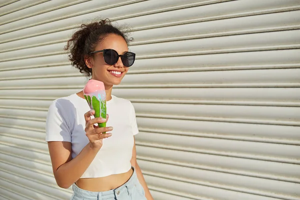 Ein Junges Afroamerikanisches Mädchen Weißem Shirt Und Heller Jeans Isst — Stockfoto