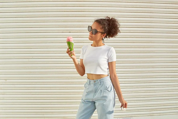 Ein Junges Afroamerikanisches Mädchen Weißem Shirt Und Heller Jeans Isst — Stockfoto