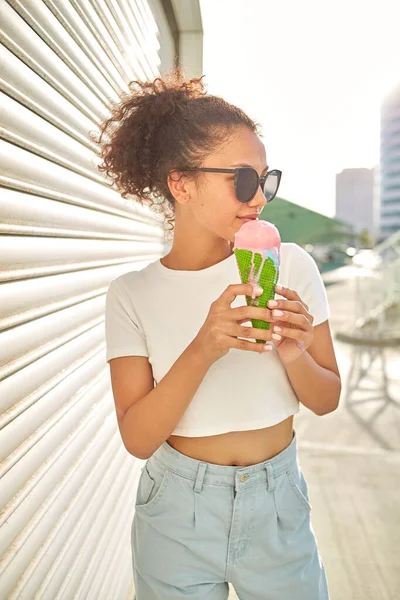 Ein Junges Afroamerikanisches Mädchen Weißem Shirt Und Heller Jeans Isst — Stockfoto