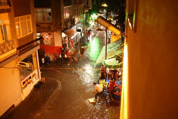 イスタンブール クムカピ トルコ 2017 夕方の雨の中 イスタンブールのクムカピ地区の狭い通りの窓からの眺め 浸水した通りやぬれた歩行者 — ストック写真