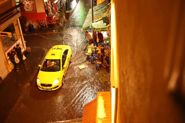 伊斯坦布尔 Kumkapi Turkey 2017 晚上下雨时从窗口观看伊斯坦布尔Kumkapi区狭窄的街道 水淹的街道和湿湿的行人 — 图库照片