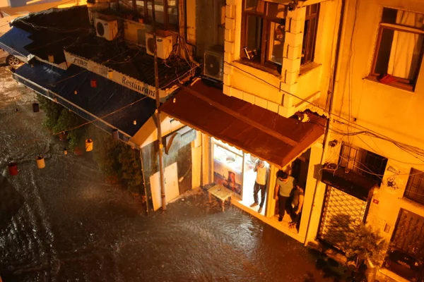 Istanbul Kumkapi Turkey 2017 Večerní Pohled Okna Úzké Uličky Okrsku — Stock fotografie