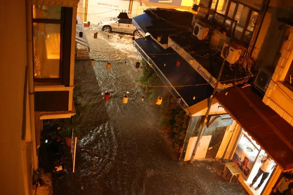 イスタンブール クムカピ トルコ 2017 夕方の雨の中 イスタンブールのクムカピ地区の狭い通りの窓からの眺め 浸水した通りやぬれた歩行者 — ストック写真