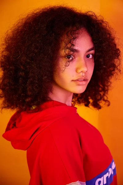 Una Joven Hermosa Afroamericana Con Una Sudadera Con Capucha Roja — Foto de Stock