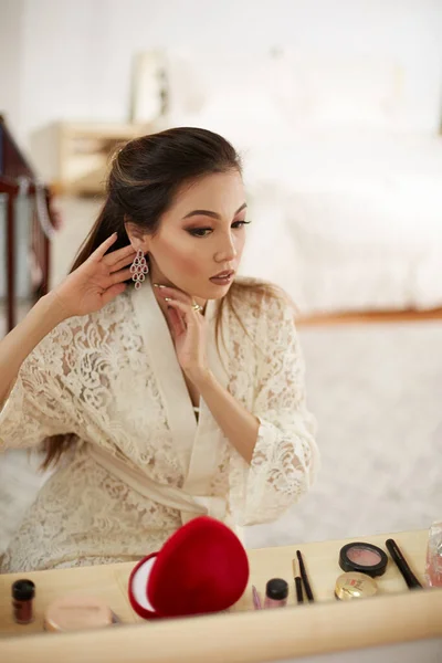 Una Joven Hermosa Mujer Asiática Vestido Encaje Beige Puso Maquillaje —  Fotos de Stock