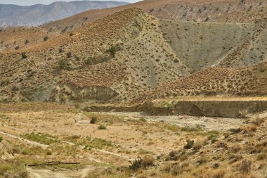 Dağların manzarası ve Asya 'nın dağlık kesimlerindeki kurumuş nehir yatağı...