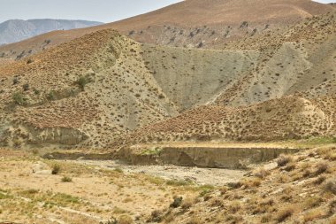 Dağların manzarası ve Asya 'nın dağlık kesimlerindeki kurumuş nehir yatağı..