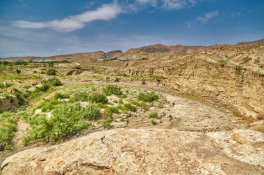 Dağların manzarası ve Asya 'nın dağlık kesimlerindeki kurumuş nehir yatağı..