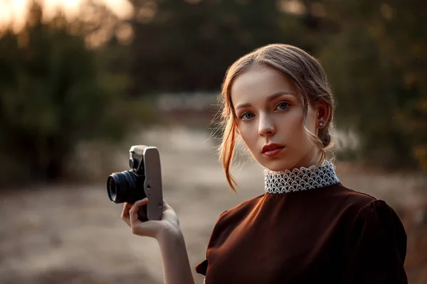 Close Retrato Uma Jovem Menina Bonita Vestido Marrom Estilo Retro — Fotografia de Stock