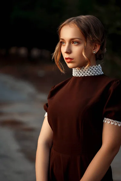 Potret Close Seorang Gadis Cantik Muda Dengan Gaun Cokelat Dalam — Stok Foto
