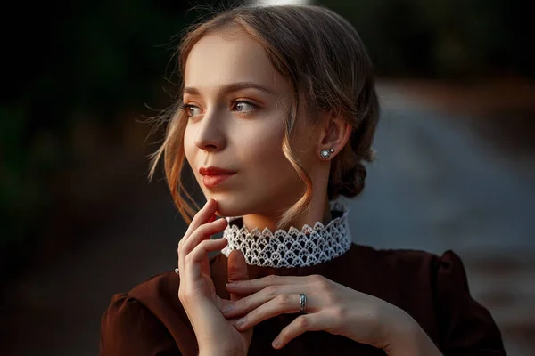 Retrato Cerca Una Joven Hermosa Niña Vestido Marrón Estilo Retro — Foto de Stock