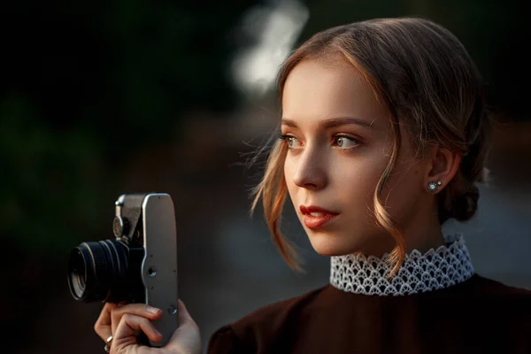 Retrato Cerca Una Joven Hermosa Con Vestido Marrón Estilo Retro — Foto de Stock