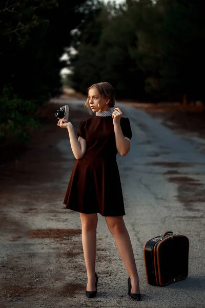 Una Joven Hermosa Chica Vestido Marrón Estilo Retro Encuentra Con — Foto de Stock