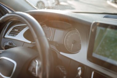 Konsolda Araba Anahtarları, Direksiyon ve Çokluortam Görünümü olan Modern Araç Kokpiti