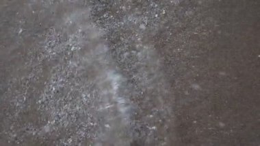 Dalgalar kıyıya çarpıyor. gerçek gerçekçi video