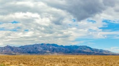 Cirrus bulutlar dağlar ve bozkır güçlü yaz sıcağında üzerinde yüzmek.