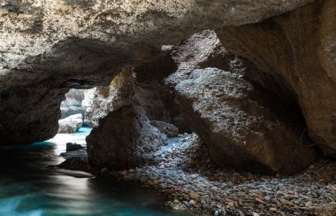 Parlak mavi renk bir mağarada yer altı Gölü Panoraması