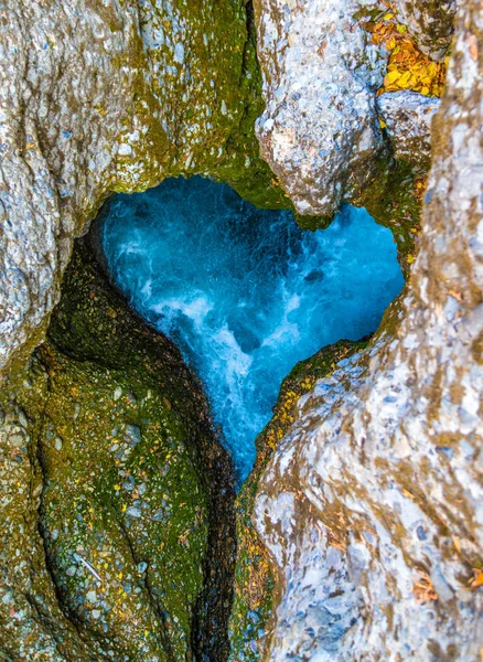 bir kalp şeklinde bir kanyonda bir nehir