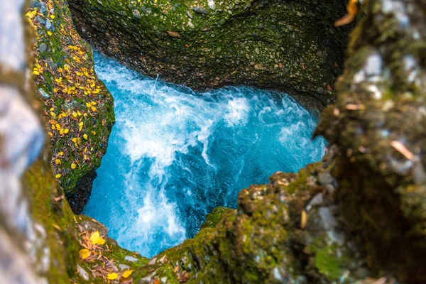 bir kalp şeklinde bir kanyonda bir nehir