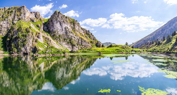 Yüksek dağ gölü su bulutlarda yansıması