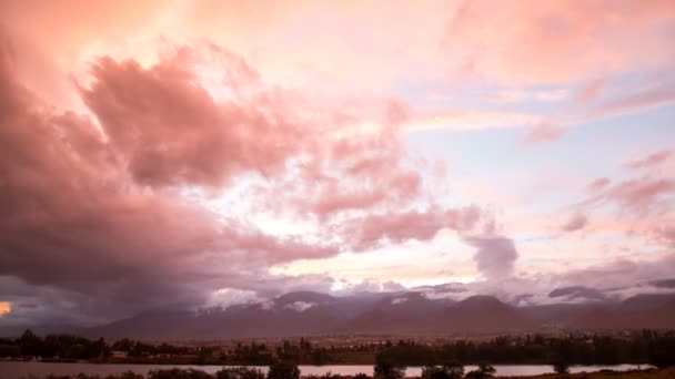 Nubes de colores sobre la costa al atardecer — Vídeo de stock