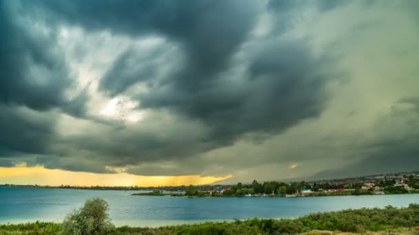 Tormenta sobre la costa, al atardecer — Vídeo de stock