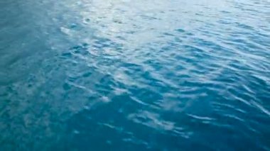 mavi deniz, üstten görünüm yakın çekim üzerine uçuş