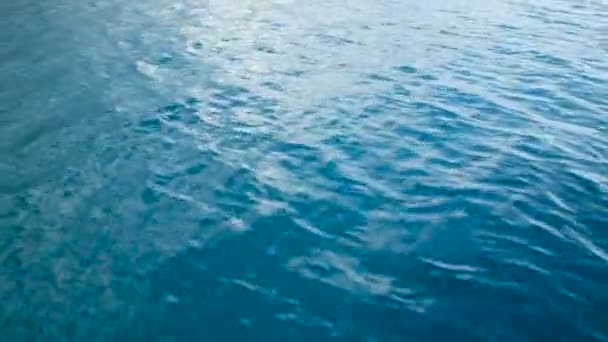 Mavi Deniz Üstten Görünüm Yakın Çekim Üzerine Uçuş — Stok video