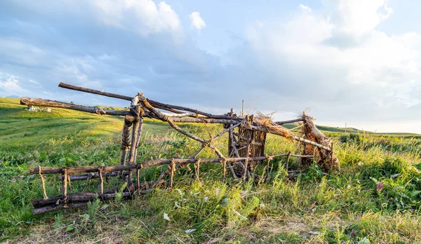 Günlükleri bir ahşap Gözcü Kulesi yere yatıyor.