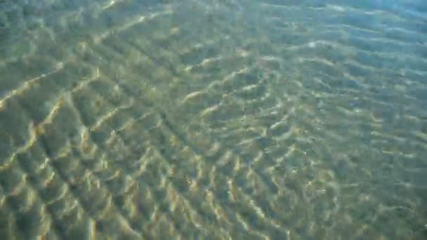 Su altında sorunsuz kum tepeleri görünümü top. — Stok video