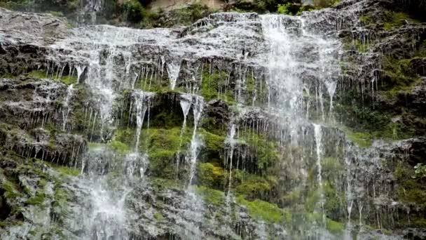 Der Wasserfall lässt Kaskaden aus nächster Nähe abfließen — Stockvideo