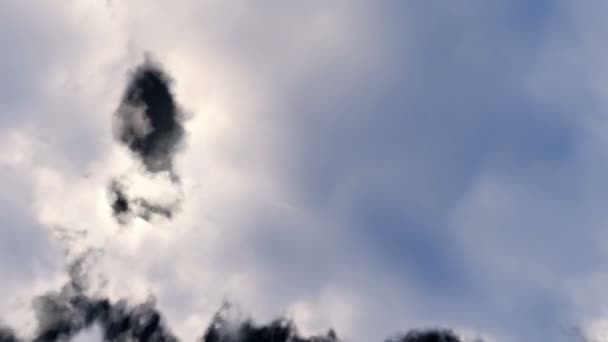 Os raios de sóis brilham através das nuvens em movimento vista inferior — Vídeo de Stock