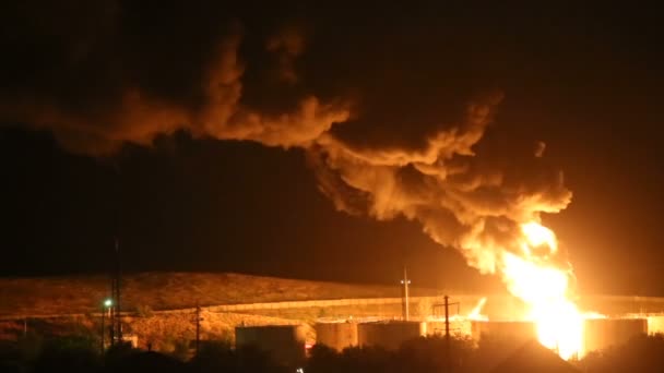 Fuego en la refinería por la noche — Vídeo de stock