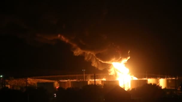 Fuego en la refinería por la noche — Vídeo de stock