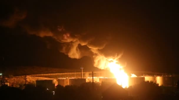 Fuego en la refinería por la noche — Vídeo de stock