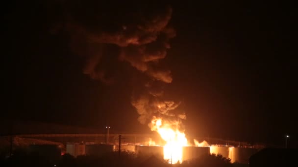 Fuego en la refinería por la noche — Vídeo de stock