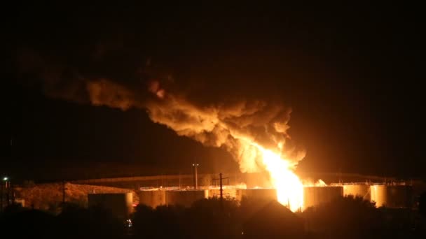 Fuego en la refinería por la noche — Vídeo de stock